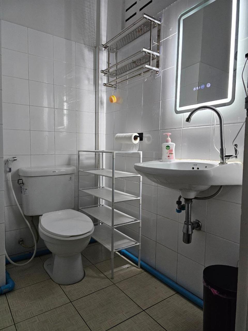 Hostel Planet 77 *